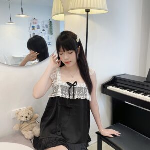 Đồ ngủ nữ màu đen dây trắng